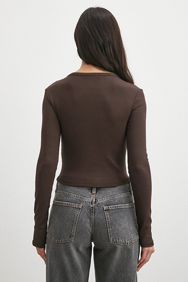 بلوزة بأكمام طويلة وأزرار باللون البني - 6