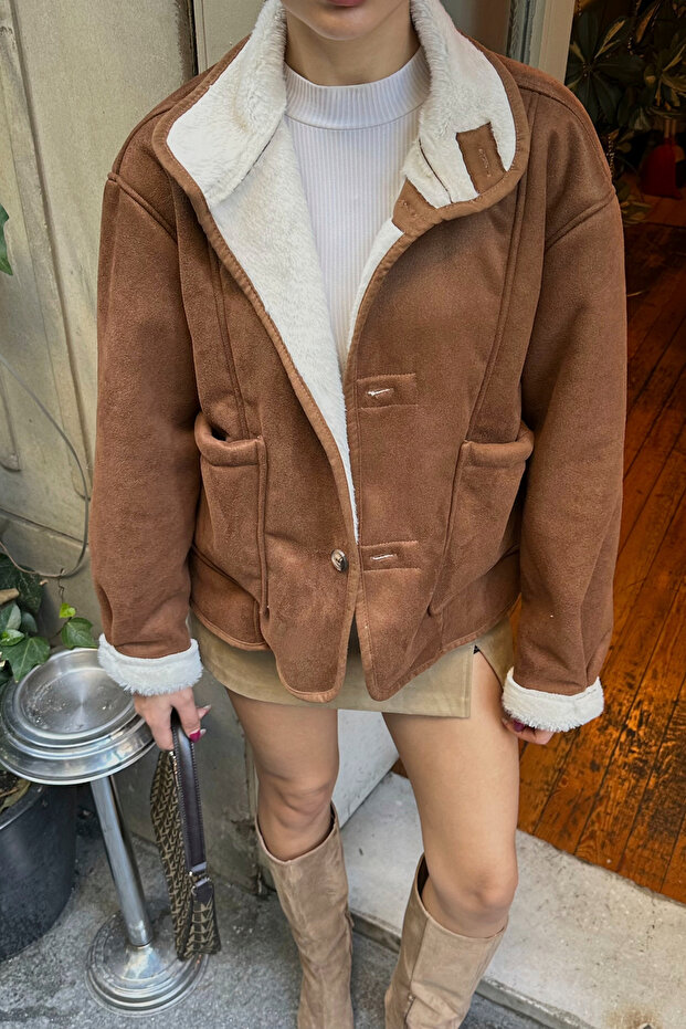 سترة من جلد الغزال مع جيوب وأزرار وبطانة من الفرو - 2