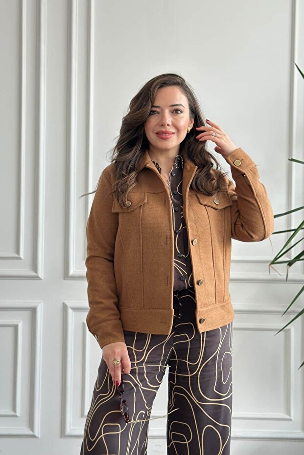 سترة كاشي مزينة بأزرار معدنية