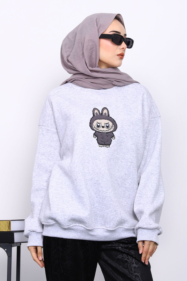 سترة رياضية رمادية اللون بياقة دائرية وثلاث خيوط - 1