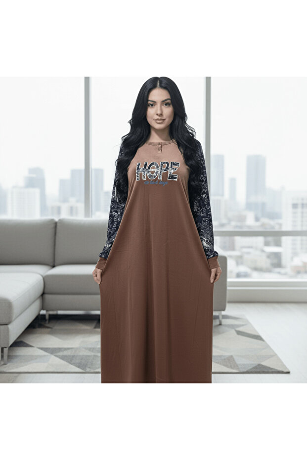 بُلوزَة بأكمام طويلة وطبعة "أمل"