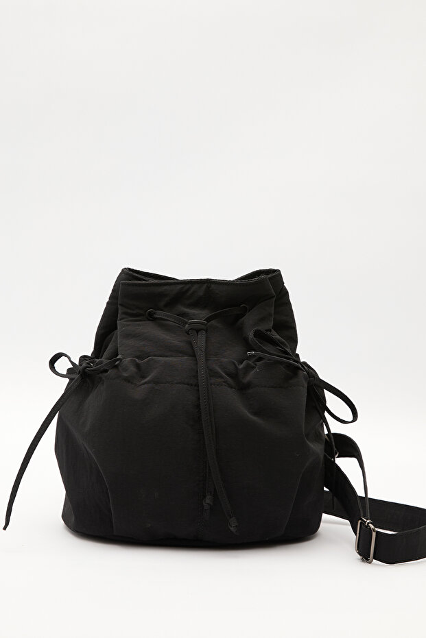 حقيبة ظهر بتفاصيل مطاطية باللون الأسود - 2