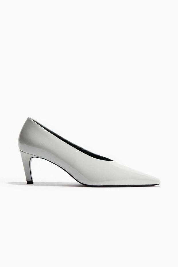 Pointed court shoes