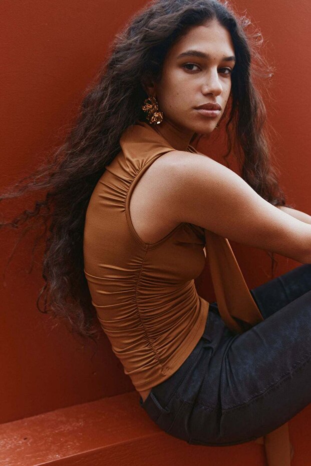 بلوزة مكشكشة بكتف واحد - 4