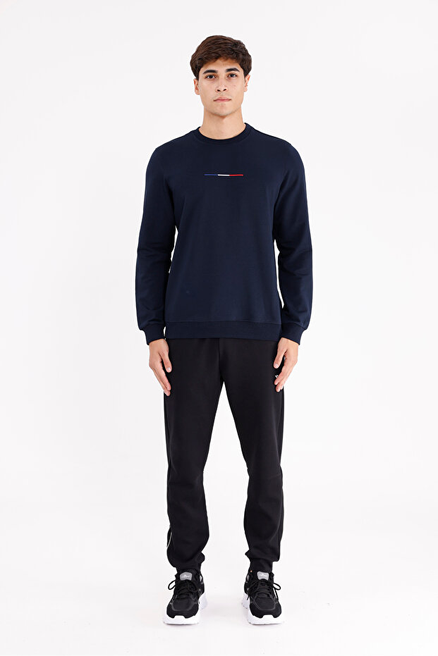 Minimal Chest Embroidered Comfortable Fit Flexible Cuffed m Transitional Crew Neck Sweatshirt