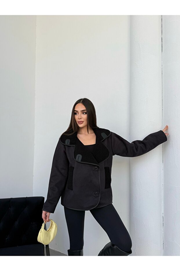 سترة من جلد الغزال مع جيوب مبطنة بالقطيفة وأزرار - 1