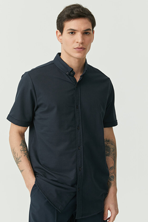 قميص عادي بياقة مزودة بأزرار - 6