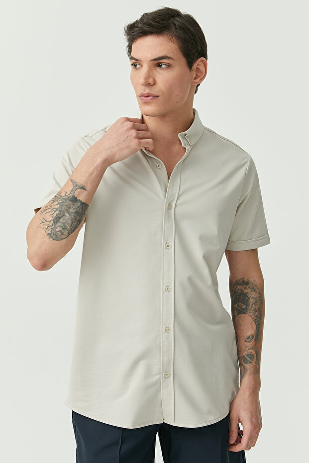 قميص عادي بياقة مزودة بأزرار - 1