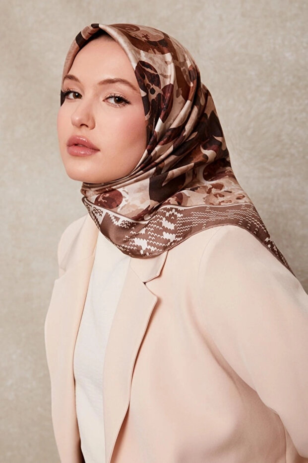 وشاح حريري منقوش - لون القهوة الحليبية - 2