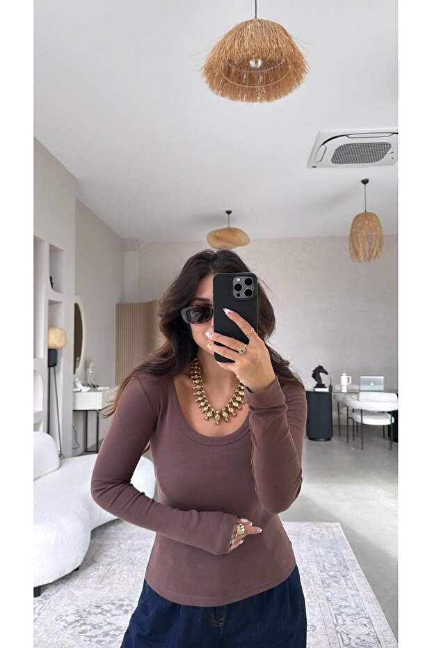 قميص بني بياقة بيضاوية وأكمام طويلة من ريبانا بيس - 1