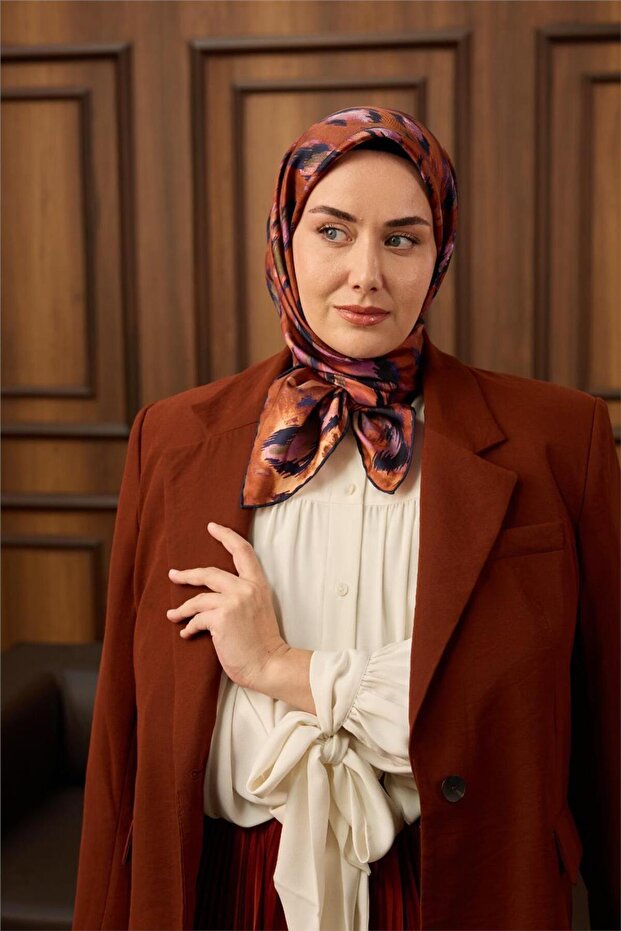 وشاح حريري من التويل باللون الأزرق الداكن مع نمط نحاسي 90x90