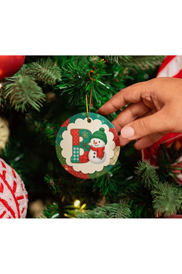 زخرفة شجرة عيد الميلاد بنمط الرقع مع حروف أولى على شكل رجل ثلج - 1