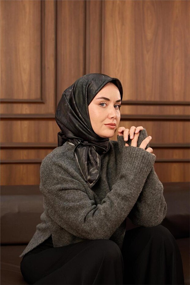 وشاح حرير تويلي مزخرف باللونين الأخضر الداكن والرمادي مقاس 90x90