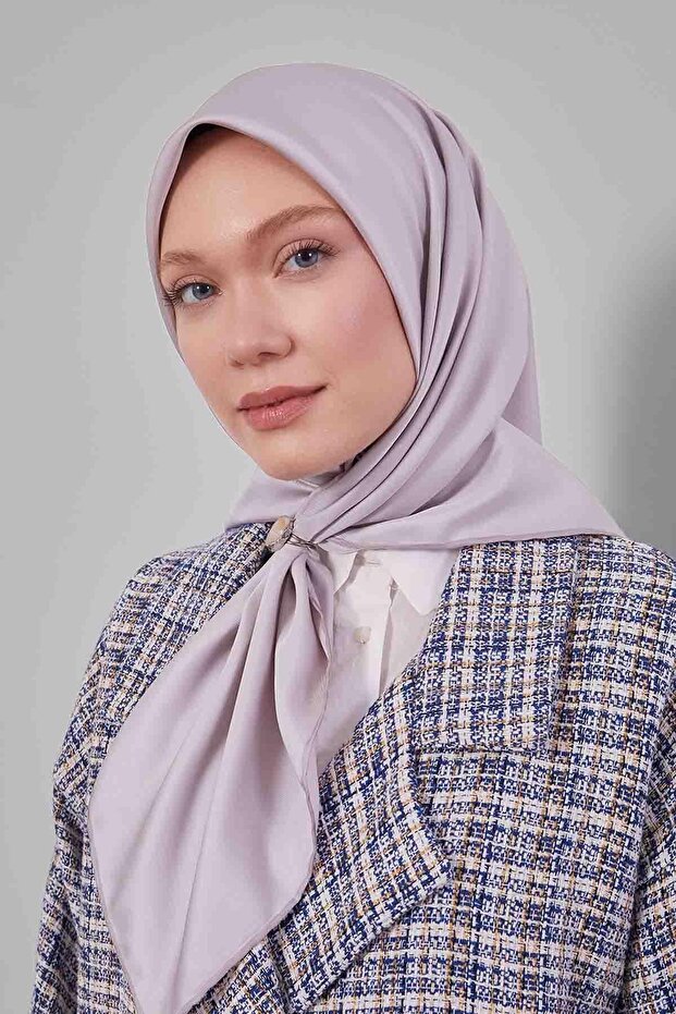 وشاح من نسيج التويل ذو اللون الرمادي السادة - 1