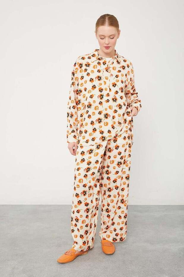 طقم علوي وسفلي منقوش باللون البيج البنفسجي - 2