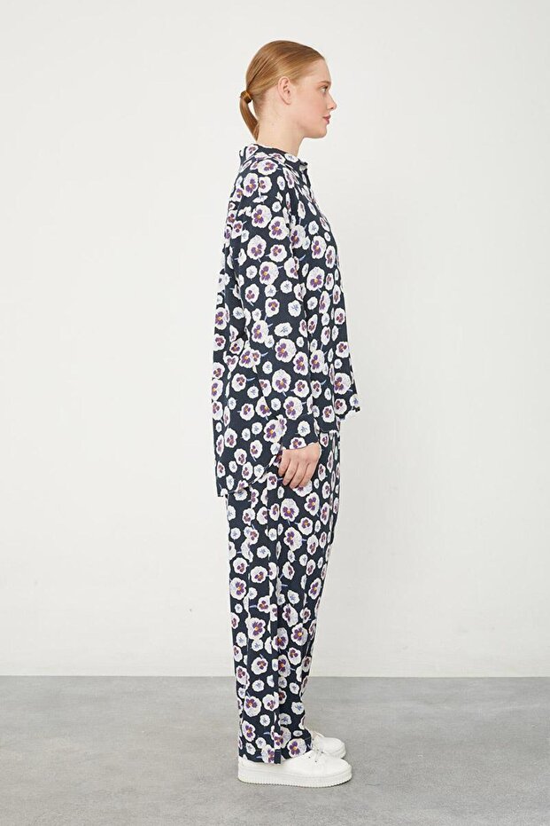 طقم علوي وسفلي منقوش باللون الأسود البنفسجي - 1