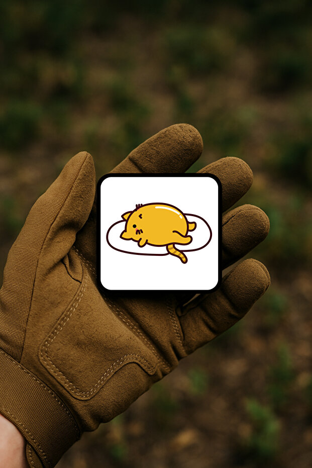 ملصق/شارة/شعار كرتوني لطيف لشخصية قطة مستلقية باللون الأصفر - 1