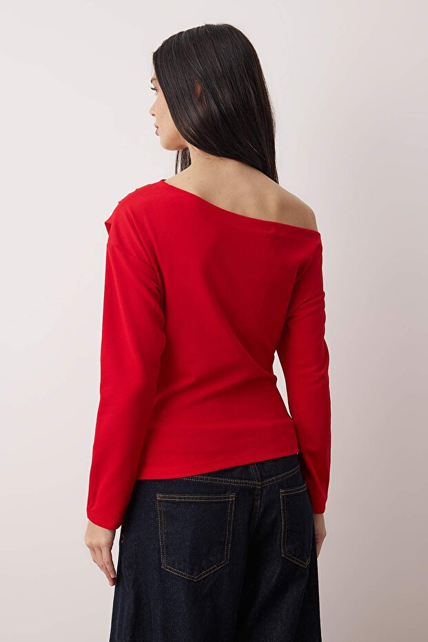 Kırmızı Büzgü/Drape Detaylı Dökümlü Asimetrik Yaka Örme Bluz TWOAW26BZ00138 - 4