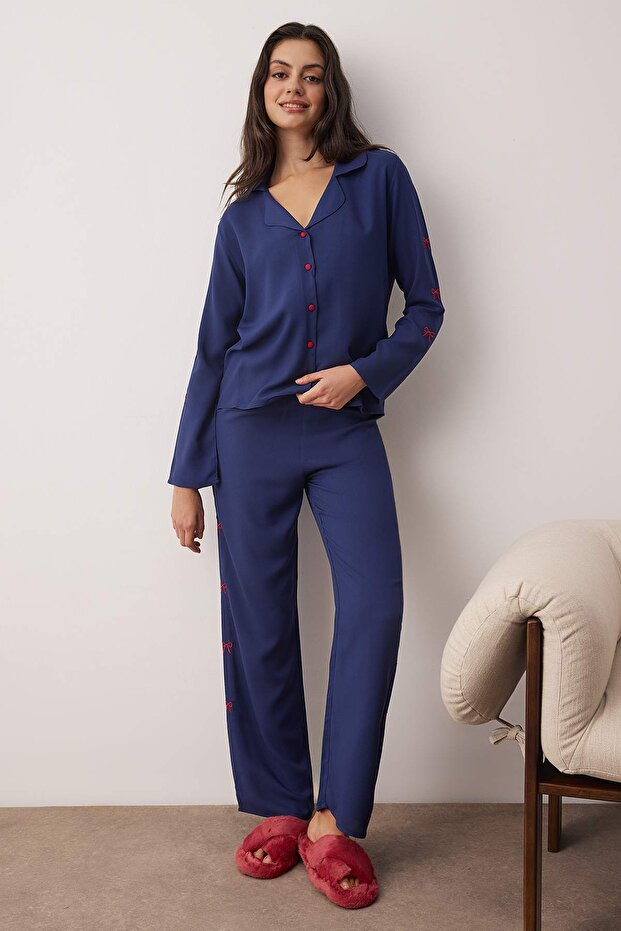 Lacivert Kurdele/Fiyonk Nakış Detaylı Viskon Dokuma Pijama Takımı THMAW26PT00089 - 2