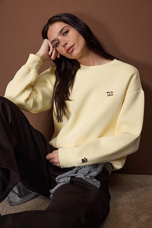 Açık Sarı Cat Mom Grafikli Nakışlı Regular/Normal Kalıp Kalın Örme Sweatshirt TWOAW26SW00200 - 1