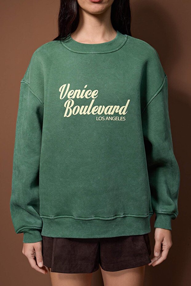 Yeşil Yıkamalı Slogan Baskılı Oversize/Geniş Kalıp Kalın İçi PolarlıÖrme Sweatshirt TWOAW26SW00248 - 3