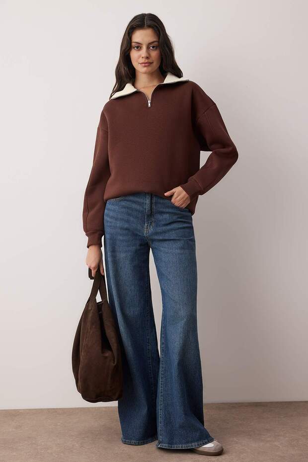Brown Oversized /Wide Fit Velvet Slogan Zippered Knitted Sweatshirt with Fleece Inside Twoaw26Sw00228