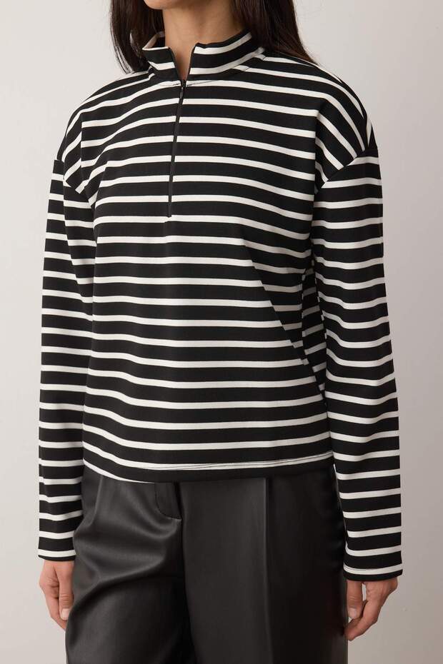 Siyah Çizgili Gizli Fermuarlı Oversize/Geniş Kalıp İnce Örme Sweatshirt TWOAW26SW00242 - 3