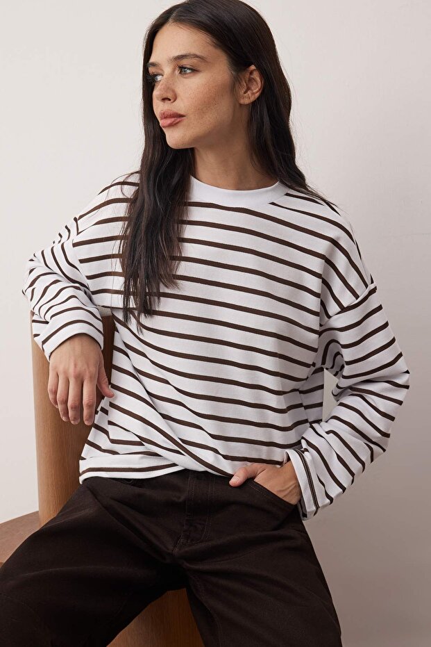 Kahverengi Çizgili Oversize/Geniş Kesim Bisiklet Yaka İnce Örme Sweatshirt TWOAW23SW00326 - 1