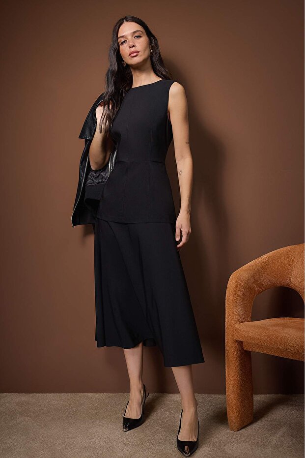 Trendyol Studio Siyah Midi Esnek Dokuma Elbise TWOAW26EL00307 - 2