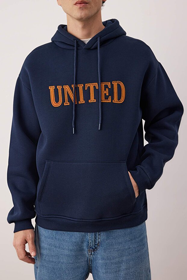Lacivert Oversize/ Geniş Kesim Aplike Nakışlı Sweatshirt TMNAW26SW00056 - 3