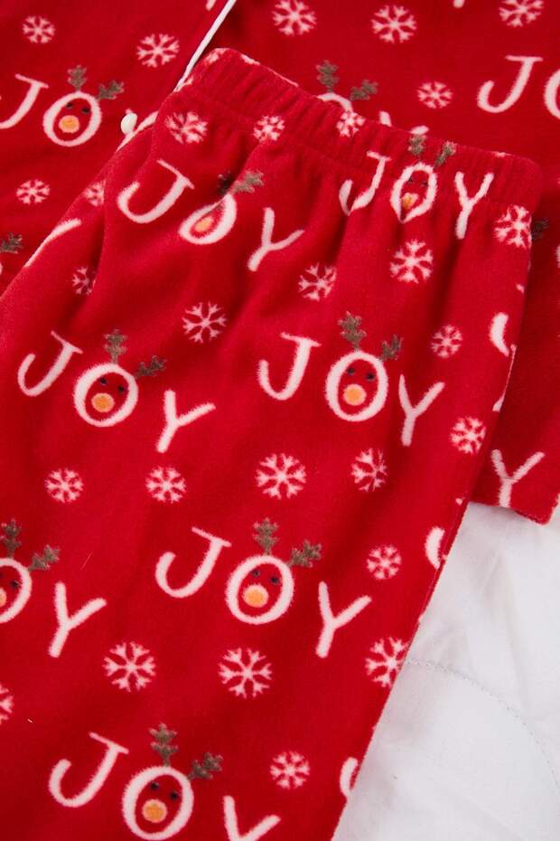Kırmızı Yılbaşı Temalı Desenli Gömlek Yaka Polar Pijama Takımı TBBAW26AI00054 - 6