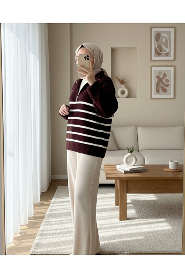 Seitlich gestreifter Strickpullover mit halbem Reißverschluss - 2