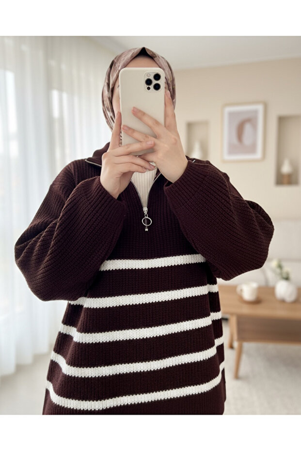 Seitlich gestreifter Strickpullover mit halbem Reißverschluss - 1