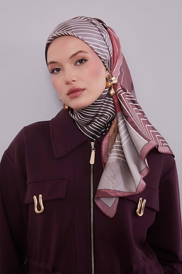 وشاح حريري منقوش باللون العنابي