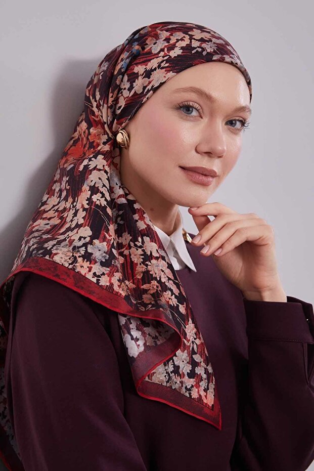 وشاح حريري بنمط تجريدي من التويل بنقشة الزهور الحمراء