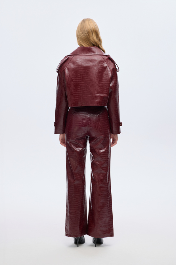 سترة جلدية قصيرة بنقشة التمساح بلون البرقوق - 5