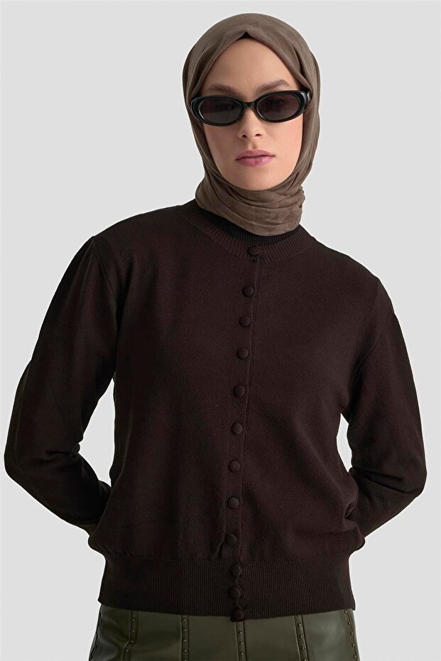 كارديجان أساسي بتفاصيل أزرار 25KD7012 أسود