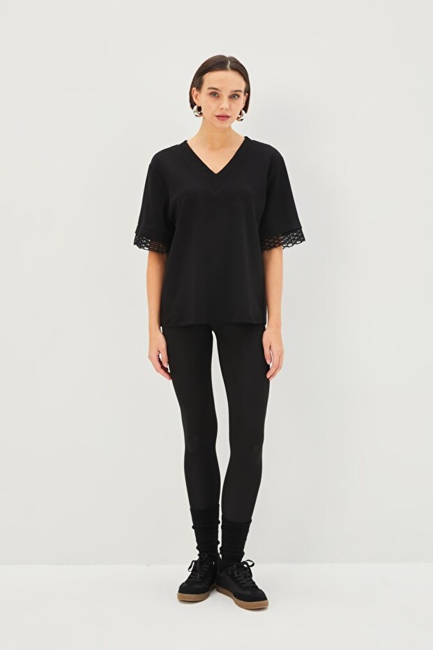 V Yaka Kolları Dantelli Regular Örme Tişört - 5