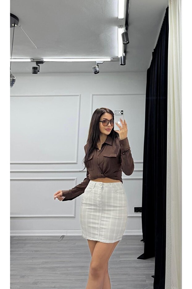 تنورة قصيرة مربعات ذات أزرار أمامية باللون الرمادي - 1