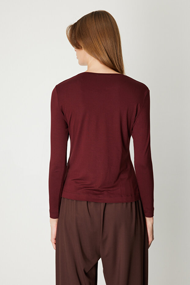 بلوزة أساسية بدون ياقة مع إكسسوارات معدنية - 3