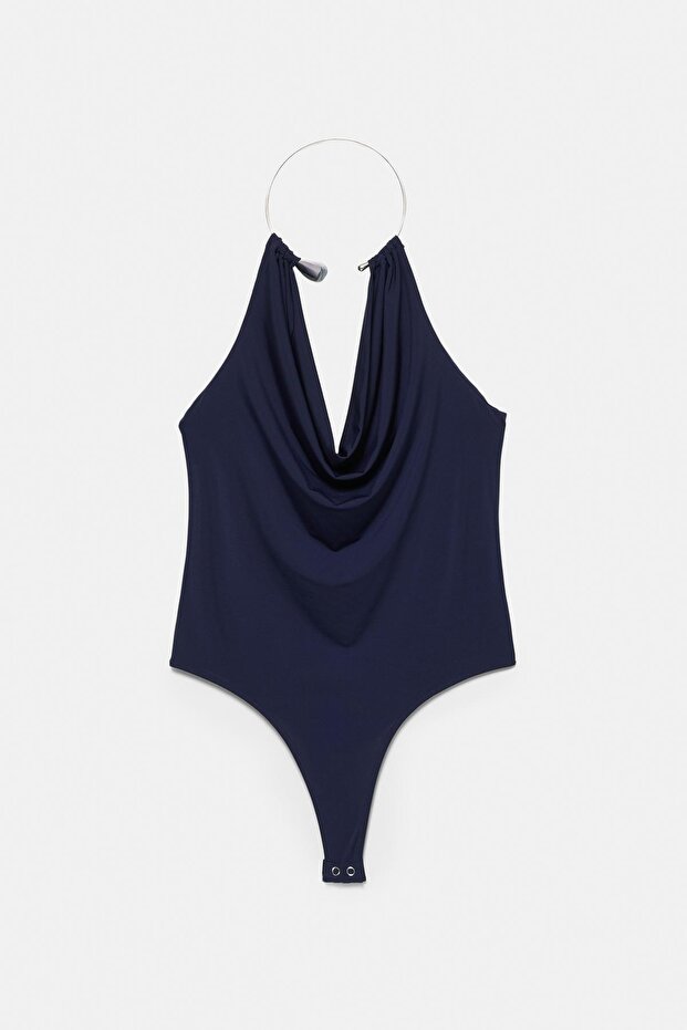 Drape detaylı yaka aplikeli body - 5