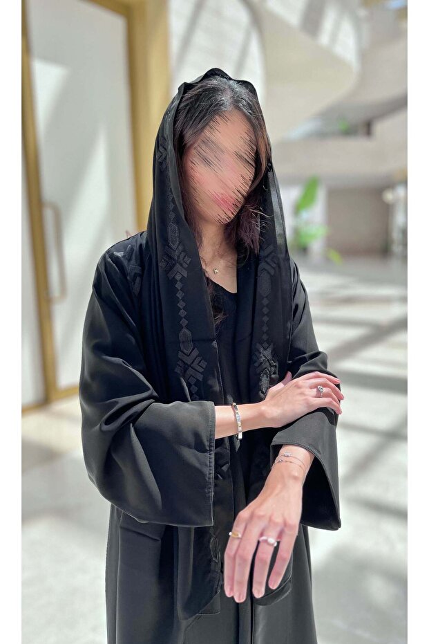 عباية سوداء مع تطريز أسود على الجهة الأمامية - 2
