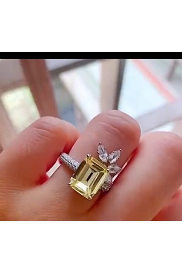 خاتم أنيق مرصع بالأحجار