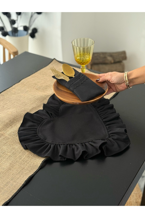 6-Piece Lune Heart Ruffled Linen Black Placemat / American Service