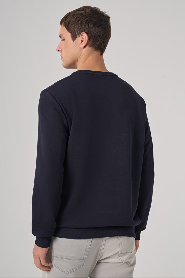 سويت شيرت رجالي ذو رقبة دائرية باللون الأزرق الداكن - 6