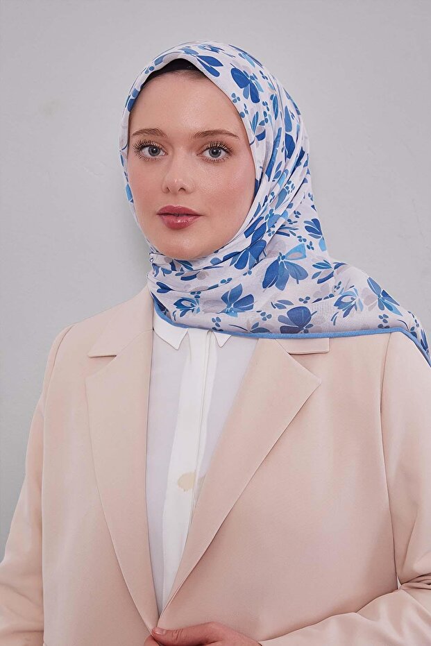 وشاح ناعم بنمط الزهور الزرقاء