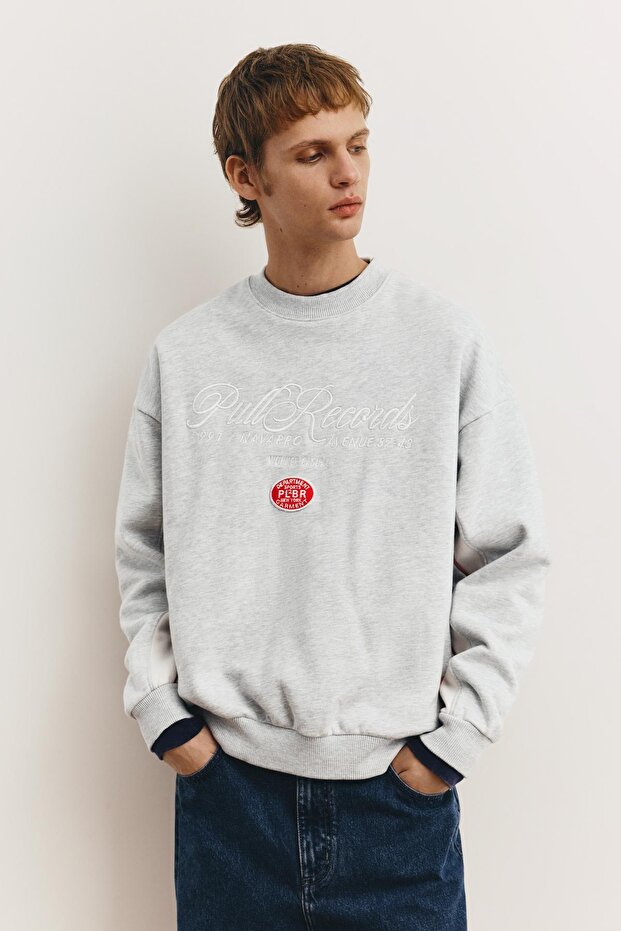 İşlemeli yama detaylı sweatshirt - 1