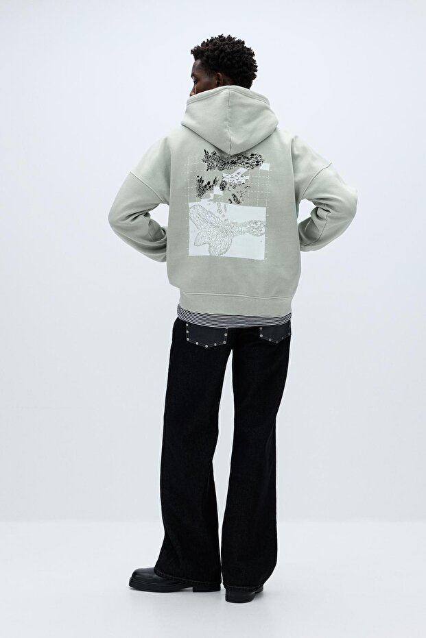 Oversize kapüşonlu grafik baskılı sweatshirt - 5