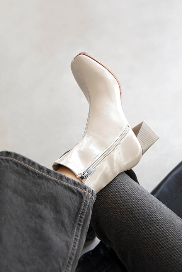 Trew Women's Stretch Heeled Wrinkled Leather Boots Beige