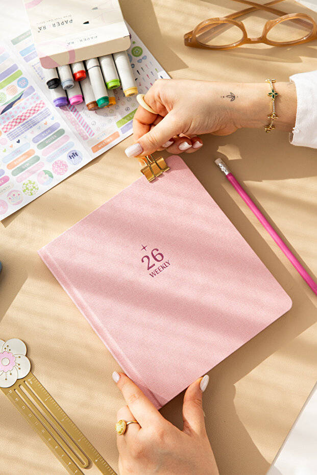 PAPERORA 2026 Dikey Haftalık Ajanda 12 Aylık Kir ve Suya Dayanıklı Premium Keten Kapaklı 18x20 cm - Pembe
